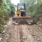 Satgas TMMD ke seratus tiga puluh Kodim Agara percepat penimbunan badan jalan penghubung Desa Lawe Kulok dengan Desa Kandang Belang Kecamatan Lawe Bulan Kabupaten Aceh Tenggara Selasa. 