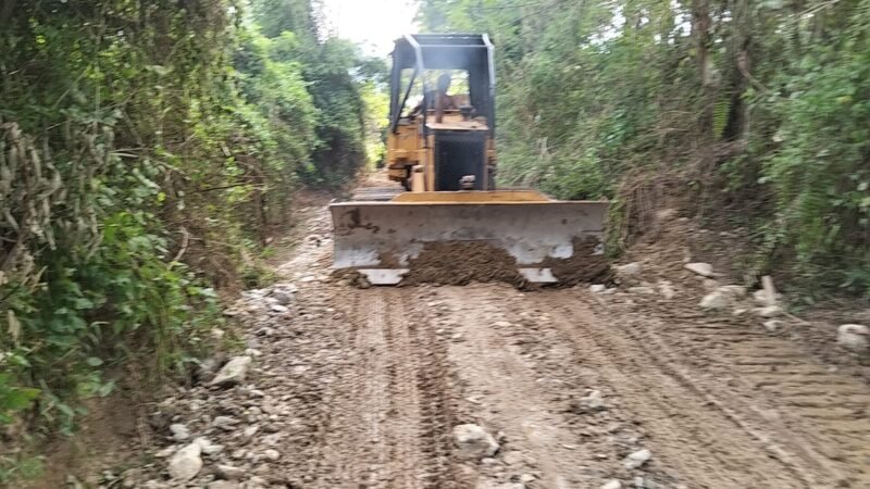 Satgas TMMD ke seratus tiga puluh Kodim Agara percepat penimbunan badan jalan penghubung Desa Lawe Kulok dengan Desa Kandang Belang Kecamatan Lawe Bulan Kabupaten Aceh Tenggara Selasa.