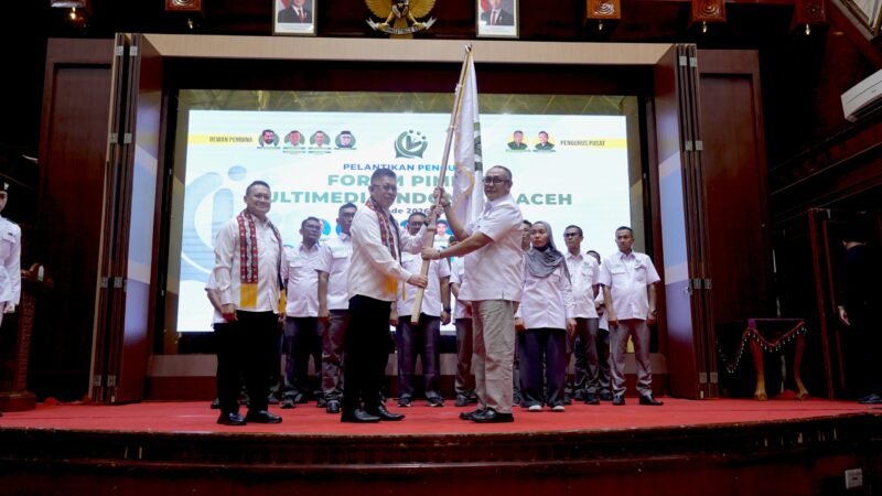Pengurus Forum Pimred Multimedia Indonesia Aceh resmi dilantik Ketua Umum Bernadus Wilson Lumi Rabu malam empat belas Oktober di Anjong Mon Mata Banda Aceh.