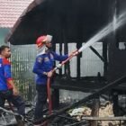 Dua rumah panggung kayu di Desa Meunasah Manyang Muara Dua Lhokseumawe ludes terbakar Kamis 15/10/2026 siang pukul 11.05 WIB.
