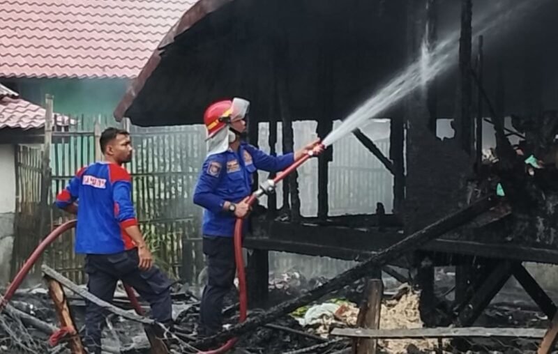 Dua rumah panggung kayu di Desa Meunasah Manyang Muara Dua Lhokseumawe ludes terbakar Kamis 15/10/2026 siang pukul 11.05 WIB.
