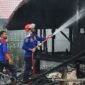 Dua rumah panggung kayu di Desa Meunasah Manyang Muara Dua Lhokseumawe ludes terbakar Kamis 15/10/2026 siang pukul 11.05 WIB.
