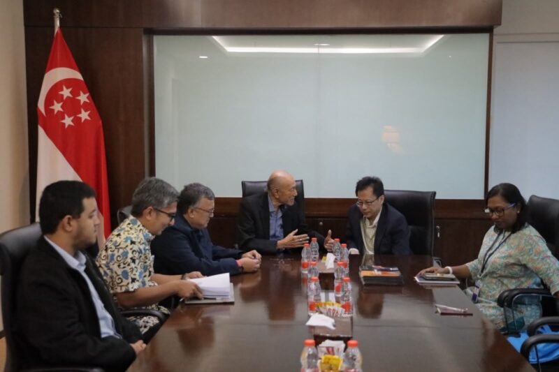 Wali Nanggroe Aceh, PYM Teungku Malik Mahmud Al-Haythar (kiri), berbincang dengan Konsul Jenderal Republik Singapura, Dr. Edmund Chia (kanan), saat pertemuan bilateral di Kantor Konsulat Jenderal Singapura, Medan, Sumatera Utara, Rabu (14/10/2026).