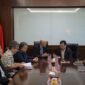 Wali Nanggroe Aceh, PYM Teungku Malik Mahmud Al-Haythar (kiri), berbincang dengan Konsul Jenderal Republik Singapura, Dr. Edmund Chia (kanan), saat pertemuan bilateral di Kantor Konsulat Jenderal Singapura, Medan, Sumatera Utara, Rabu (14/10/2026).
