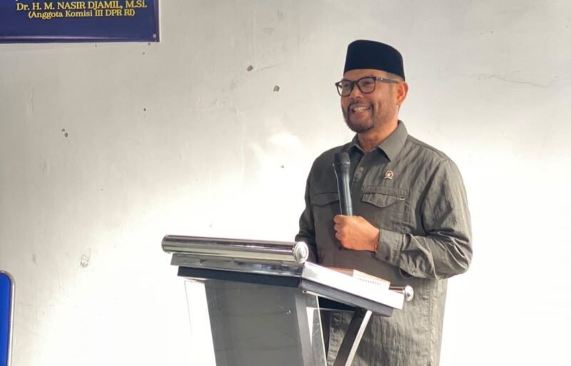 Anggota DPR RI asal Aceh Nasir Djamil tegaskan akses keadilan hak warga tanpa pandang status saat buka Diklat Paralegal YARA dan STAI Nusantara Padang Aceh di Aula STAI Banda Aceh Jumat 16/10/2026.