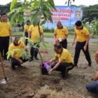 Kapolda Aceh Irjen Pol Ruddi Setiawan bersama masyarakat tanam pohon di halaman belakang Mapolda Aceh Jumat 16/10/2026 wujud komitmen dukung green policing jaga kelestarian lingkungan. 