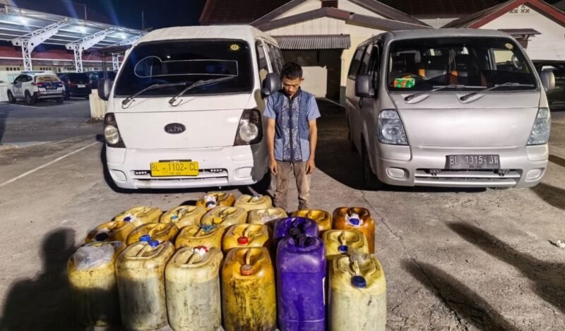 Barang bukti 20 jeriken solar subsidi total 640 liter dan 2 unit Kia Travello diamankan Satreskrim Polres Aceh Selatan, Sabtu 17/10/2026.