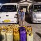 Barang bukti 20 jeriken solar subsidi total 640 liter dan 2 unit Kia Travello diamankan Satreskrim Polres Aceh Selatan, Sabtu 17/10/2026.