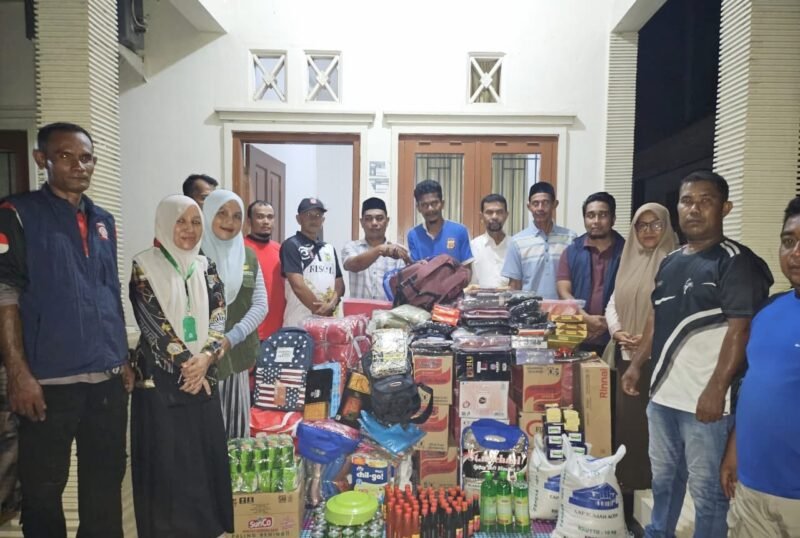Bupati Aceh Besar H Muharram Idris kunjungi korban kebakaran rumah di Gampong Meunasah Tuha Peukan Bada Jumat 16/10/2026 malam. 