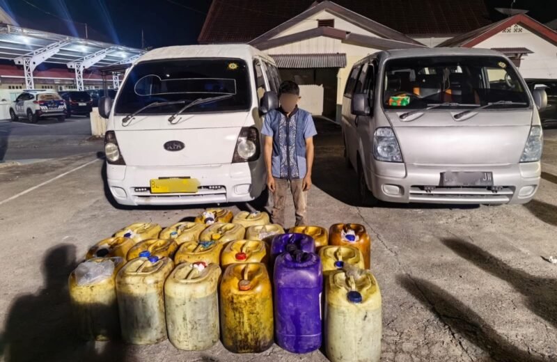 Tim Satreskrim Polres Aceh Selatan berhasil mengamankan terduga pelaku penyalahgunaan BBM bersubsidi jenis solar beserta dua unit mobil Kia Travello bertangki modifikasi dan 20 jeriken solar, Jumat (16/10/2026).