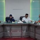 Wali Kota Illiza Sa'aduddin Djamal pimpin rapat penanganan Karhutla dihadiri Sekda asisten kepala OPD di Ruang Rapat Wali Kota Balai Kota Jumat 16/10/2026 usai kualitas udara naik signifikan 63 jadi 131 kategori tidak sehat pukul 16.00 WIB. 