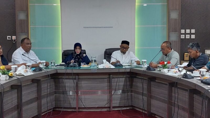 Wali Kota Illiza Sa'aduddin Djamal pimpin rapat penanganan Karhutla dihadiri Sekda asisten kepala OPD di Ruang Rapat Wali Kota Balai Kota Jumat 16/10/2026 usai kualitas udara naik signifikan 63 jadi 131 kategori tidak sehat pukul 16.00 WIB. 