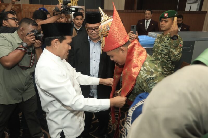 Wagub Aceh Fadhlullah Dek Fadh bersama Ketua Staf Ahli TP-PKK Ny Mukarramah dan Forkopimda sambut Pangdam IM baru.