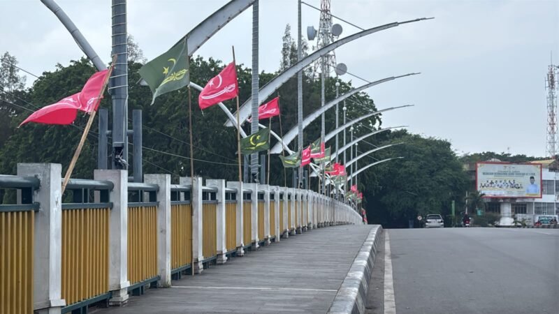 Bendera Alam Peudeung berkibar pusat Kota Banda Aceh Jembatan Peuniti Pante Pirak Ahad 18/10/2026.
