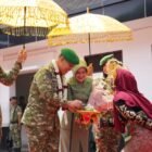 Panglima Komando Daerah Militer Iskandar Muda (Pangdam IM) Brigjen TNI Mahesa Fitriadi didampingi Ny. Gading Mahesa mengikuti tradisi penyambutan pejabat baru di Makodam IM, Banda Aceh, Minggu (18/10/2026).