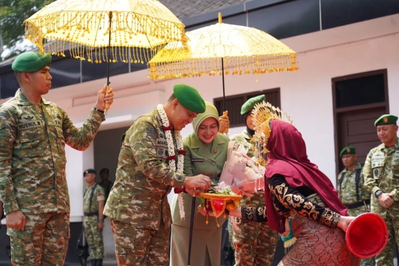 Panglima Komando Daerah Militer Iskandar Muda (Pangdam IM) Brigjen TNI Mahesa Fitriadi didampingi Ny. Gading Mahesa mengikuti tradisi penyambutan pejabat baru di Makodam IM, Banda Aceh, Minggu (18/10/2026).