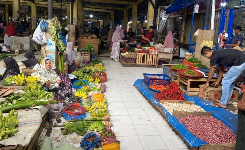Harga bahan pokok Pasar Keutapang Aceh Besar masih tinggi beberapa bulan terakhir pembeli sepi omzet turun.