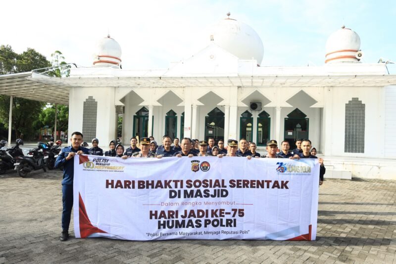 Peringati HUT ke-75 Humas Polri Bidhumas Polda Aceh gelar baksos bersihkan tempat ibadah Masjid Al Hasyimiyah T Nyak Arief Lamnyong dan Masjid Syuhada Gampong Lamgugob, Senin, 19/10/2026.