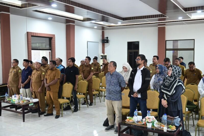 Peserta mengikuti FGD Masterplan Persampahan di Aula Bappeda Aceh Besar, pada Selasa (20/10/2026). Foto: NA