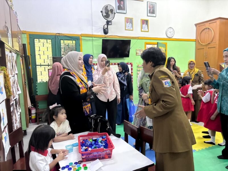 Bunda PAUD Kabupaten Aceh Besar Hj Rita Mayasari dalam rangkaian kegiatan kunjungan kerja Pokja Bunda PAUD ke TKN Besuki, Jakarta Pusat, Selasa (20/10/2026). Foto: MC Aceh Besar