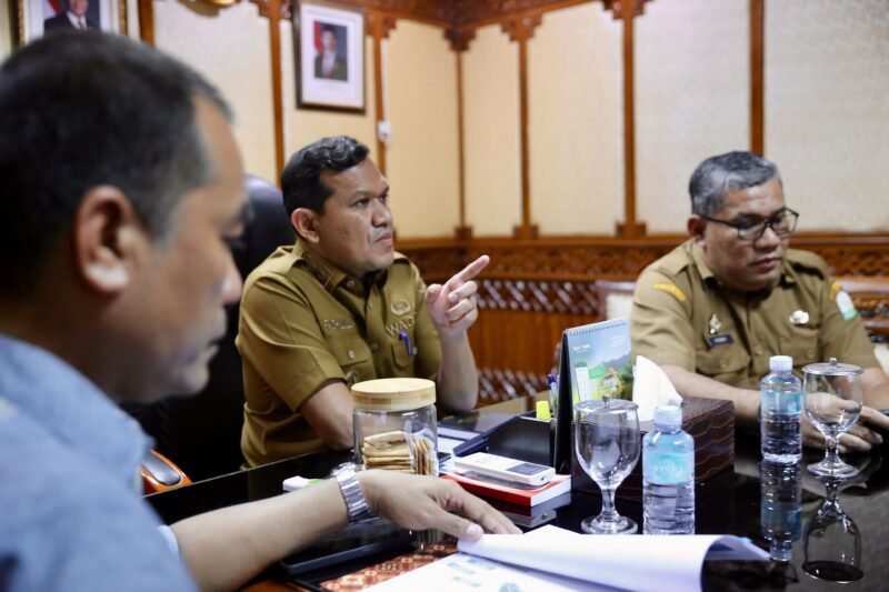 Wakil Gubernur Aceh Fadhlullah memberikan arahan dalam rapat pemutakhiran Rencana Induk kebutuhan rumah pascabencana secara virtual dari Kantor Gubernur Aceh, Selasa (20/10/2026). Foto: Dokumentasi Pemerintah Aceh