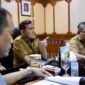 Wakil Gubernur Aceh Fadhlullah memberikan arahan dalam rapat pemutakhiran Rencana Induk kebutuhan rumah pascabencana secara virtual dari Kantor Gubernur Aceh, Selasa (20/10/2026). Foto: Dokumentasi Pemerintah Aceh
