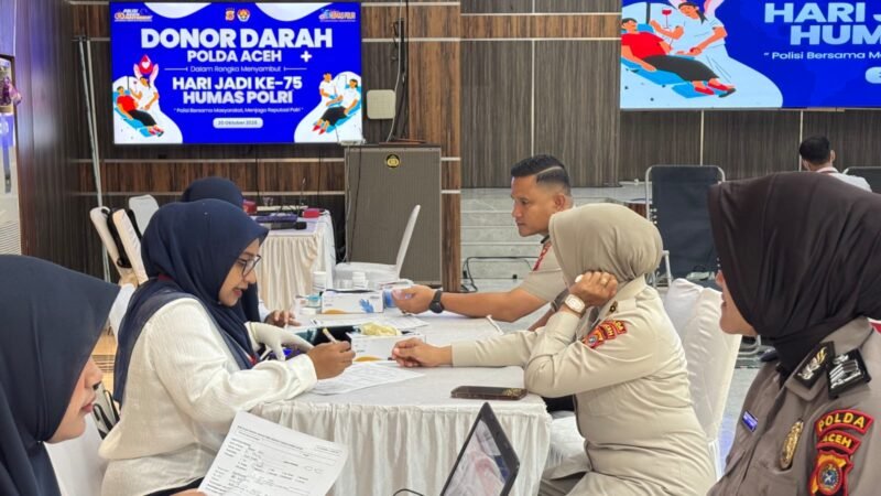 Kabid Humas Polda Aceh Kombes Pol. Joko Krisdiyanto mengikuti aksi donor darah dalam rangka HUT ke-75 Humas Polri di Aula Serbaguna Polda Aceh, Selasa (20/10/2026). Foto: NA