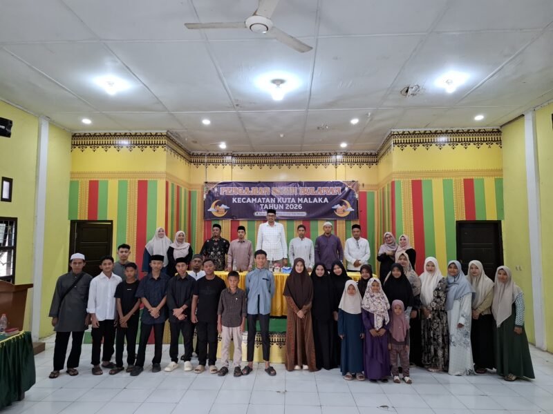 Para qari dan qariah Kafilah Kula Malaka mengikuti bimbingan yang diberikan oleh guru pembimbing, di Kecamatan Kuta Malaka, Aceh Besar, Selasa (20/10/2026). Foto: NA