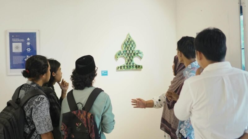 Pengunjung mengamati karya seni berbahan limbah plastik dan ampas kopi dengan ornamen Pucok Reubong dalam Pameran Penelitian Karya Seni di Galeri Seni Rupa dan Desain ISBI Aceh, 19–20 Oktober 2026. Foto: NA