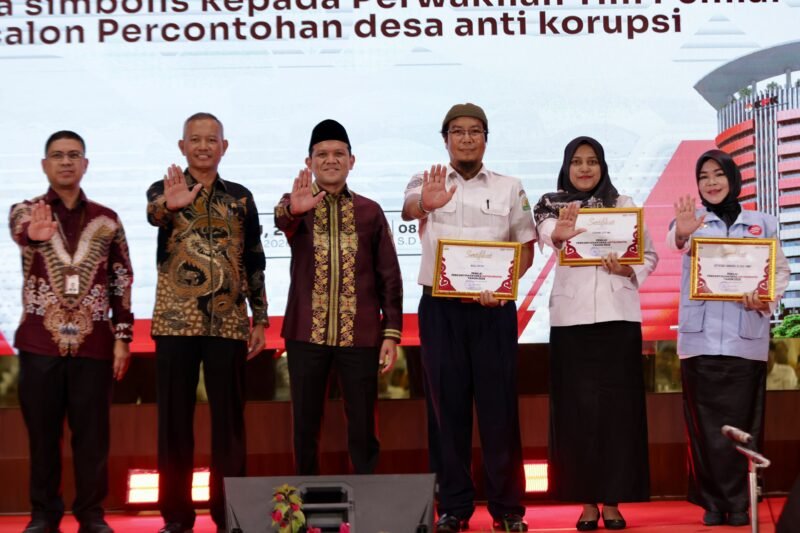 Wakil Gubernur Aceh Fadhlullah bersama Wakil Ketua KPK Ibnu Basuki Widodo menyerahkan penganugerahan Percontohan Desa Antikorupsi Aceh 2026 kepada perwakilan desa penerima, Rabu (21/10/2026). Foto: Dok. Pemerintah Aceh