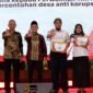 Wakil Gubernur Aceh Fadhlullah bersama Wakil Ketua KPK Ibnu Basuki Widodo menyerahkan penganugerahan Percontohan Desa Antikorupsi Aceh 2026 kepada perwakilan desa penerima, Rabu (21/10/2026). Foto: Dok. Pemerintah Aceh 