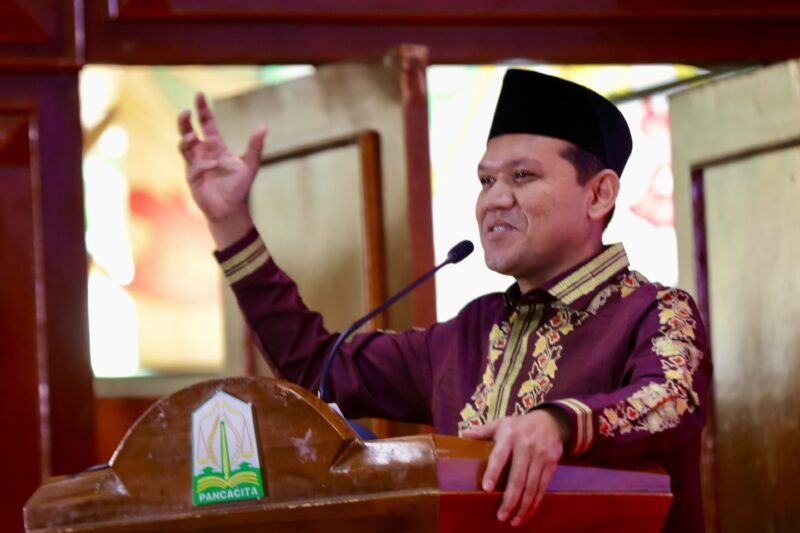 Wakil Gubernur Aceh Fadhlullah menghadiri penyerahan anugerah Percontohan Desa Antikorupsi Provinsi Aceh Tahun 2026 untuk 15 desa di Aceh, Rabu (21/10/2026). Foto: Dok. Pemerintah Aceh 