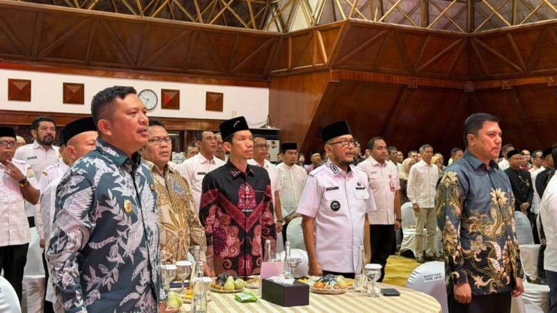 Bupati Aceh Barat Tarmizi SP, MM dan juga Keuchik Pasi Pinang Kecamatan Meureubo pada kegiatan penganugrahan perluasan percontohan desa antikorupsi pada Provinsi Aceh di Anjong Mon Mata, Banda Aceh pada Rabu (21/10/2026). Foto: NA