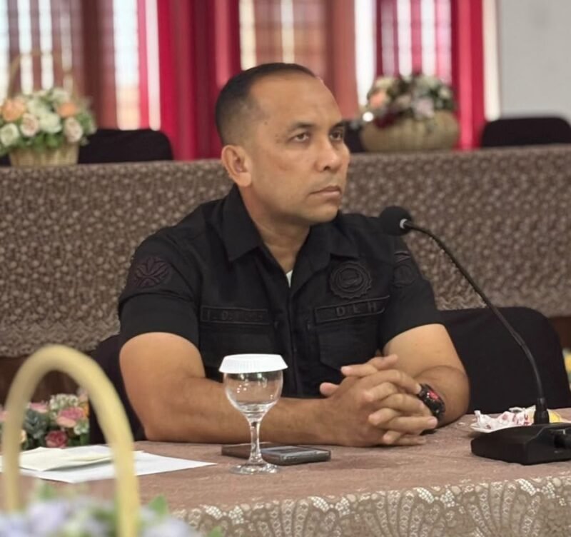 Kepala Bidang Tata Lingkungan DLH Aceh Besar, T. Dhiaul Murdhi, menyampaikan upaya pengawasan dan pembinaan terhadap pelaku usaha di kantor DLH Aceh Besar, Kota Jantho, Kamis (22/10/2026). Foto: NA