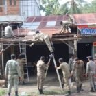 Petugas Satpol PP dan WH Aceh Besar membongkar bangunan liar di kawasan pintu masuk Bandara SIM, Kecamatan Blang Bintang, Aceh Besar, pada Kamis (22/10/2026). Foto: NA