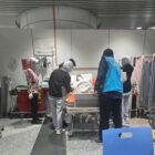 Tim Samira Travel menyerahkan jenazah almarhum Ismail bin Mustafa, jamaah umrah asal Kabupaten Nagan Raya, kepada pihak keluarga di rumah duka Gampong Cot, Nagan Raya, Rabu (21/10/2026) malam.