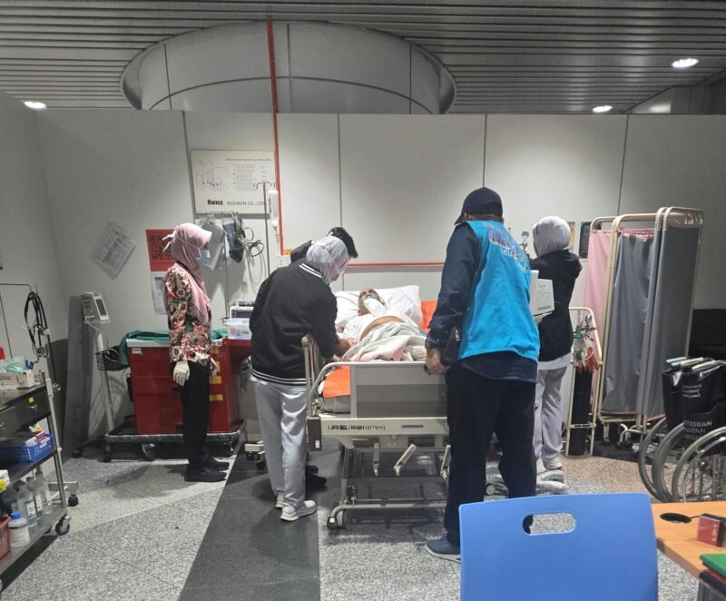 Tim Samira Travel menyerahkan jenazah almarhum Ismail bin Mustafa, jamaah umrah asal Kabupaten Nagan Raya, kepada pihak keluarga di rumah duka Gampong Cot, Nagan Raya, Rabu (21/10/2026) malam.