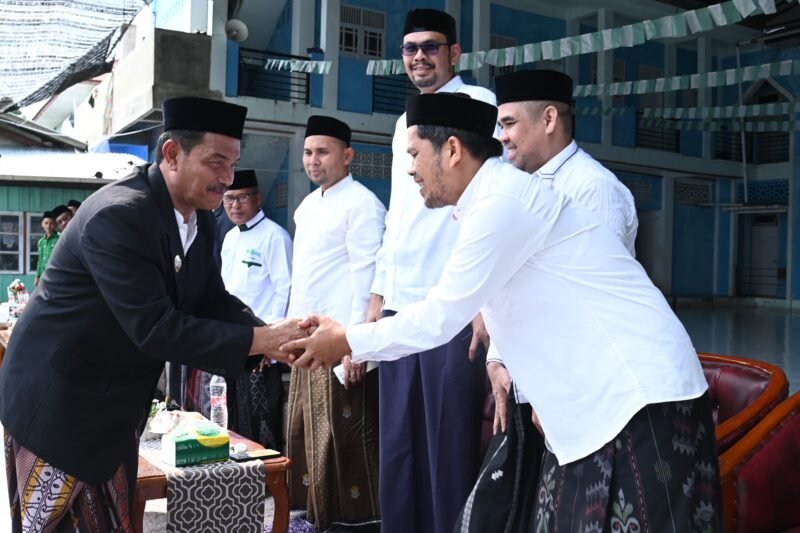 Wabup Pimpin Upacara: Wakil Bupati Aceh Besar, Syukri A. Jalil, bersilaturahmi dengan santri usai bertindak sebagai inspektur upacara Hari Santri Nasional 2026 di Dayah Ruhul Falah Anak Bangsa, Samahani, Kuta Malaka, Kamis (22/10/2026). Foto: MC Aceh Besar