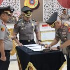 Kapolda Aceh Irjen Pol. Ruddi Setiawan saat memimpin sertijab Wakapolda Aceh dari Brigjen Pol. Ari Wahyu Widodo kepada Brigjen Pol. Latif Usman di Mapolda Aceh, pada Rabu (21/10/2026). Foto: NA