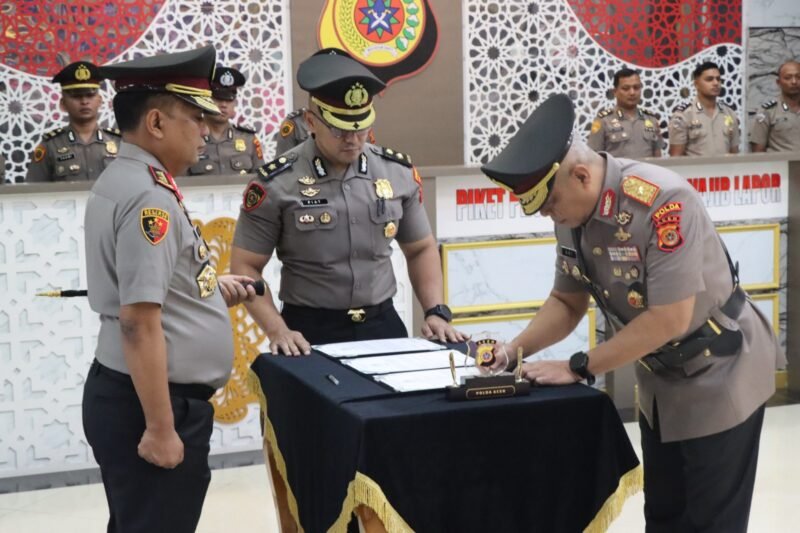 Kapolda Aceh Irjen Pol. Ruddi Setiawan saat memimpin sertijab Wakapolda Aceh dari Brigjen Pol. Ari Wahyu Widodo kepada Brigjen Pol. Latif Usman di Mapolda Aceh, pada Rabu (21/10/2026). Foto: NA