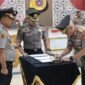 Kapolda Aceh Irjen Pol. Ruddi Setiawan saat memimpin sertijab Wakapolda Aceh dari Brigjen Pol. Ari Wahyu Widodo kepada Brigjen Pol. Latif Usman di Mapolda Aceh, pada Rabu (21/10/2026). Foto: NA