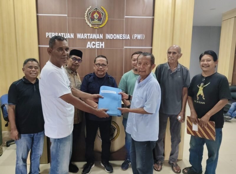Muhammad Zairin menyerahkan dokumen pendaftaran balon Ketua DKP PWI Aceh periode 2026-2031 kepada Imran Joni sebagai Ketua Pokja Verifikasi di Sekretariat Panitia, Kantor PWI Aceh, Sabtu (17/10/2026). Foto: Dokumen Panpel Konferensi Provinsi XIII PWI Aceh