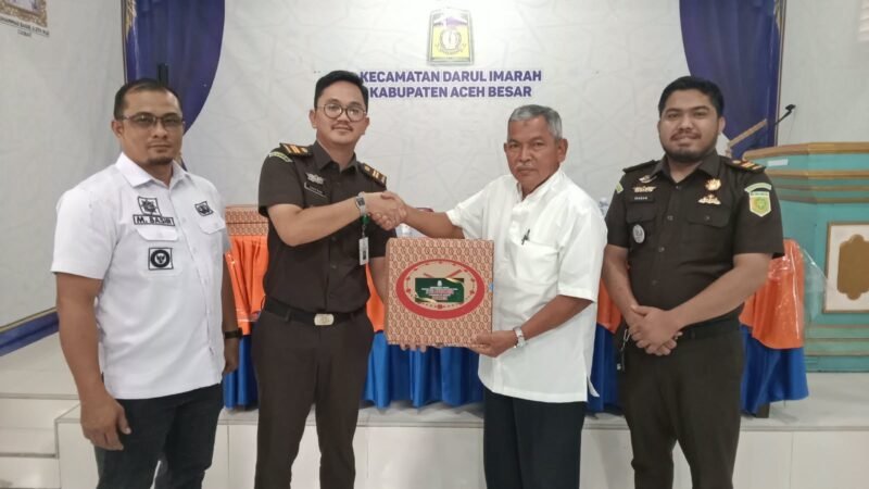 Kejari Aceh Besar Sosialisasi Materi Anti Korupsi Bagi Keuchik di Kecamatan Darul Imarah, dibuka Camat Darul Imarah Muhammad Basir, di gedung UDKP Kantor Camat Darul Imarah, Lampeunerut, Aceh Besar, Rabu, (21/10/2026). Foto: Dok. Kejari