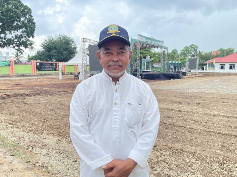 Plt Kadishub Aceh Besar M Ali SSos MSi, saat meninjau jalan akses panggung utama MTQ ke-35 Aceh Besar, di Kecamatan Kuta Baro, Aceh Besar, Jumat (23/10/2026). Foto: Dok. Mc Aceh Besar