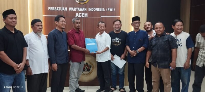 Muhammad Saman, resmi mengembalikan berkas pendaftaran pencalonannya kepada Steering Committee (SC) Konferensi Provinsi (Konferprov) XIII PWI Aceh, Jum'at (23/10/2026) sore. Foto: dok. PWI