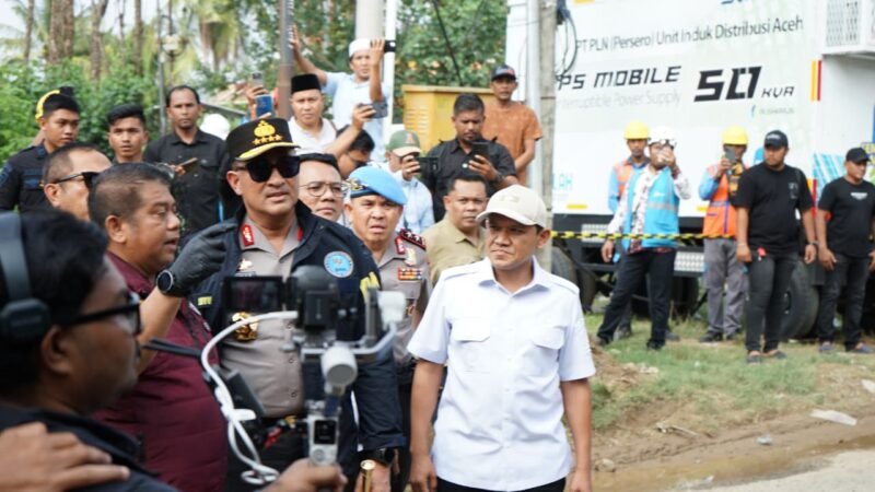 Kapolri bersama Wagub Aceh meninjau lokasi dua unit rumah toko (ruko) yang dijadikan clandestine laboratory (laboratorium sabu rahasia) oleh pihak asing.