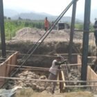 Gotong royong antara Babinsa (TNI) dan masyarakat dalam percepatan pembangunan jembatan gantung perintis.