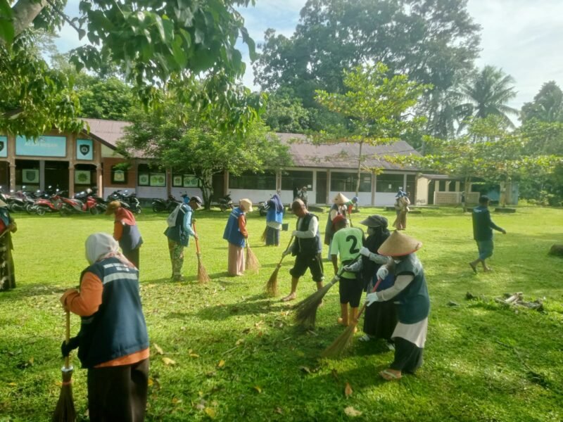 Petugas DLH Aceh Besar membersihkan kawasan Bumi Perkemahan Jantho Scout Camp, Kota Jantho, Aceh Besar, Sabtu (24/10/2026). Foto: NA