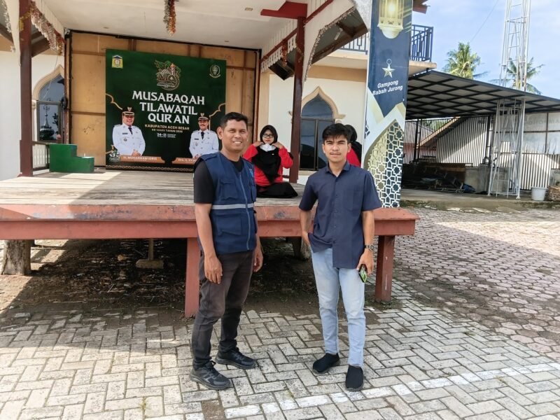 Petugas DLH Aceh Besar berdialog dengan warga saat memantau kebersihan di salah satu arena pelaksanaan MTQ XXXV Kabupaten Aceh Besar di Kecamatan Kuta Baro, Aceh Besar, Sabtu (24/10/2026). Foto: Dok. DLH Aceh Besar