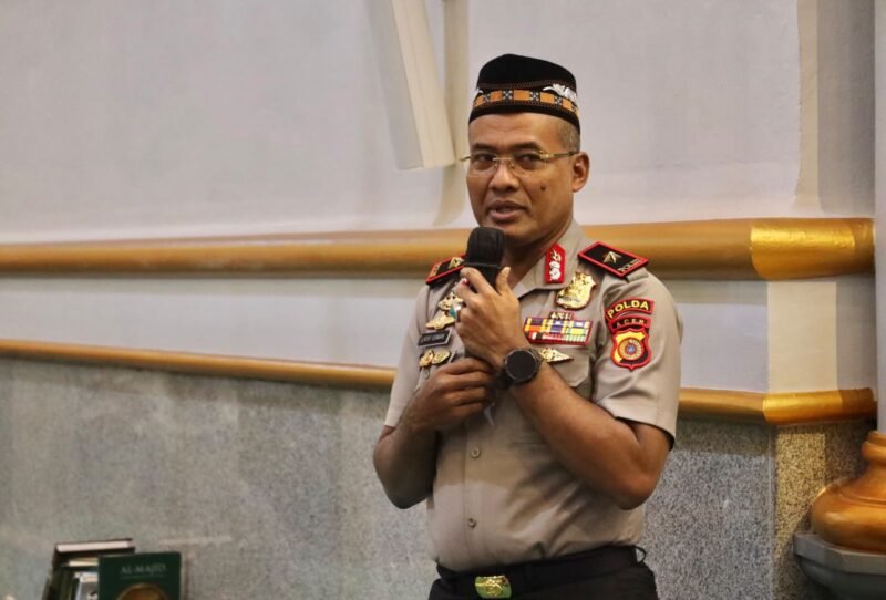 Wakapolda Aceh Brigjen Pol. Latif Usman melaksanakan kegiatan Subuh Keliling (Suling) di Masjid Oman Al-Makmur, Banda Aceh, Sabtu (24/10/2026). Foto: Humas Polda Aceh